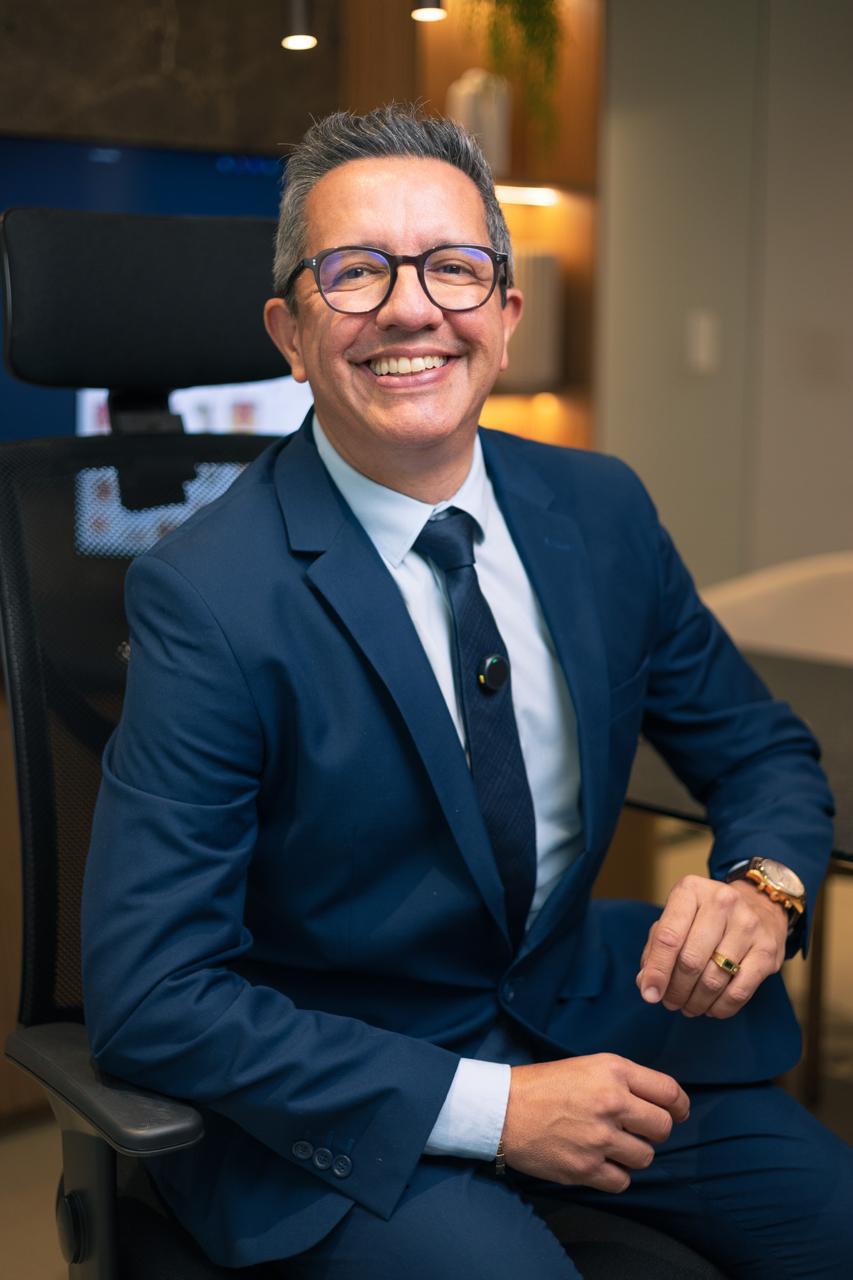 Dr. Leonardo Seixas sorrindo em seu consultório