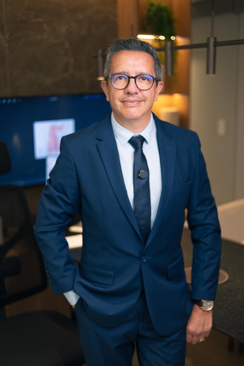 Dr. Leonardo Seixas, coloproctologista, em seu consultório no Centro de Cirurgia Digestiva do DF