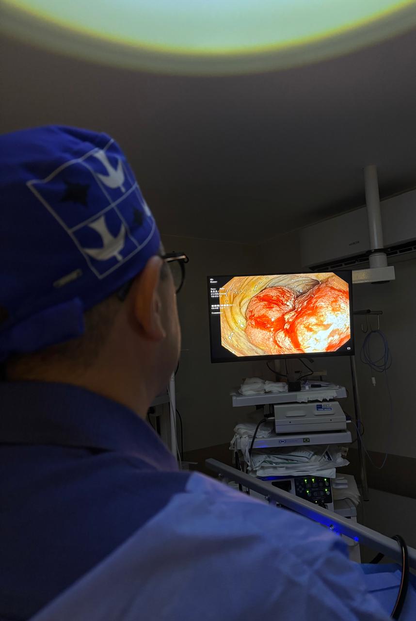 Dr. Leonardo Seixas realizando exame de videocolonoscopia
